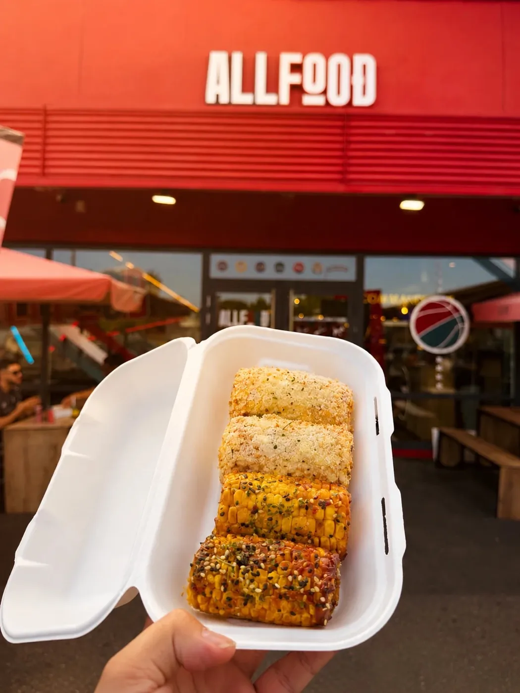 Maïs elote Garlic Parmesan et Korean devant ALL FOOD, à Montpellier