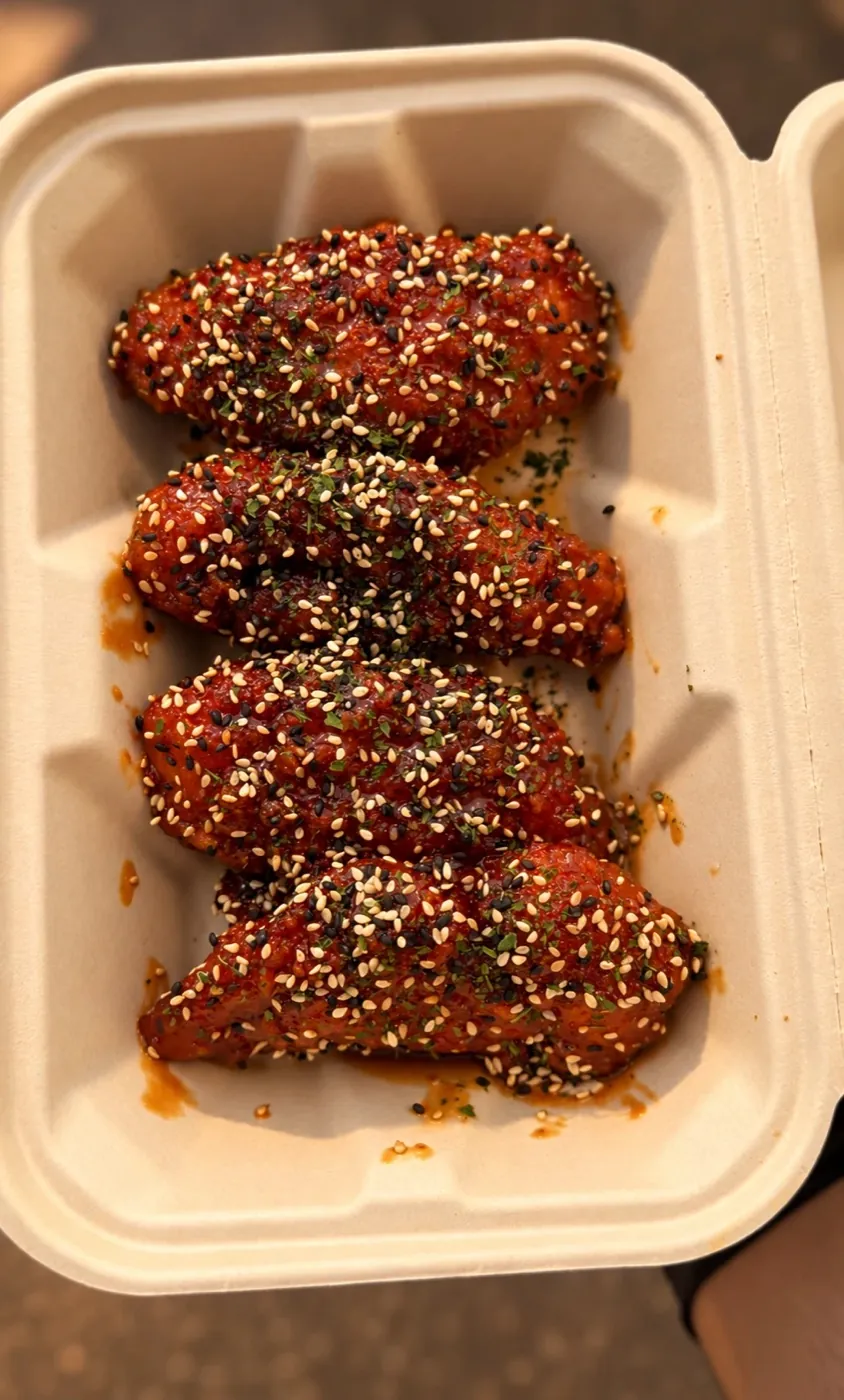 Tenders Saucy nappés de sauce et de sésame, dans leur boîte